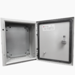 (PST-2530-15A) Gabinete de Acero IP66 Uso en Intemperie (250 x 300 x 150 mm) con Placa Trasera Interior Metálica y Compuerta Inferior Atornillable (Incluye Chapa y Llave T). - Image 4